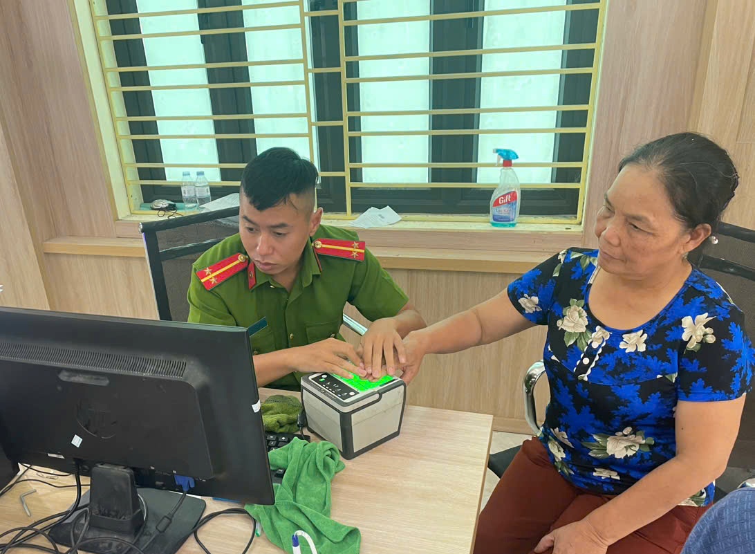 Công an huyện Kiến Thuỵ: Đẩy mạnh tuyên truyền triển khai thu nhận mẫu ADN cho thân nhân của liệt sĩ chưa xác định được danh tính